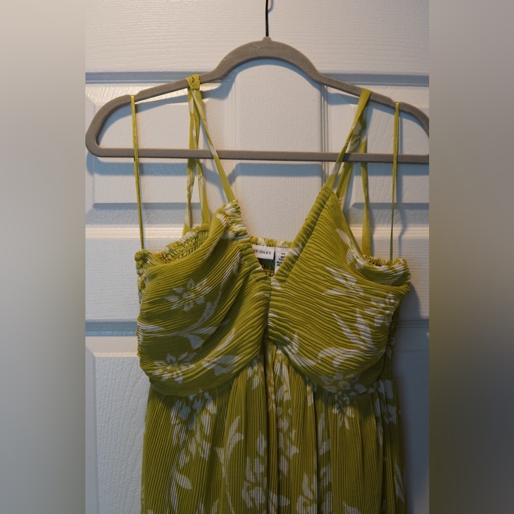 Formal floral dress, size medium - Picture 3 of 6